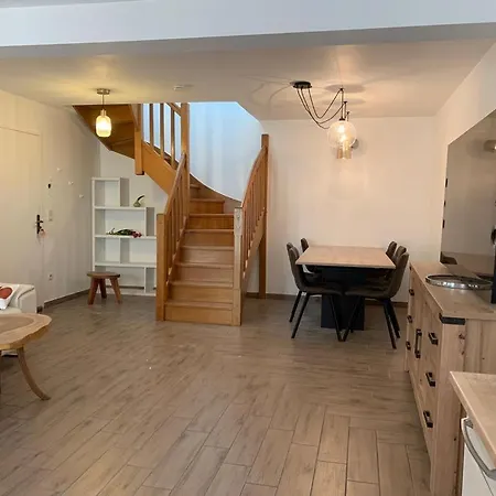 3 Bedroom, 2 Bathroom, Close To Center Apartment *