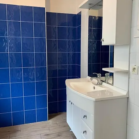 3 Bedroom, 2 Bathroom, Close To Center *